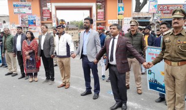 मानव श्रृखला एवं सड़क सुरक्षा शपथ ग्रहण समारोह