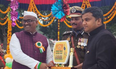 जिलाधिकारी मनीष कुमार वर्मा द्वारा कलेक्ट्रेट में झंडारोहण