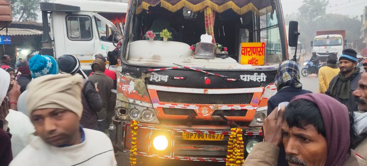 टेलर और बस की टक्कर में तीन घायल