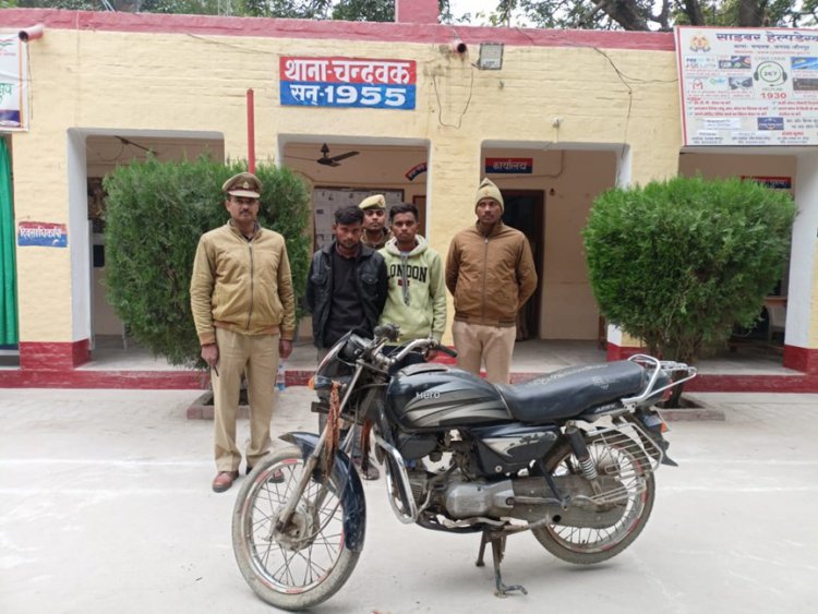चोरी की मोटरसाइकिल के साथ  दो चोर चढ़े पुलिस के हत्थे