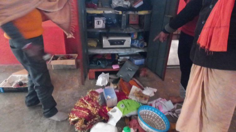 चोरों ने मंदिर से लाखों के आभूषण सहित दानपेटिका किया पार