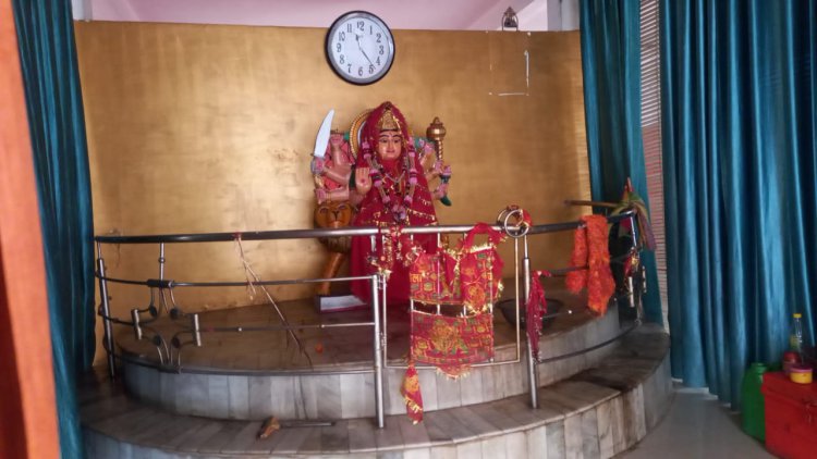 चोरों ने मंदिर से लाखों के आभूषण सहित दानपेटिका किया पार