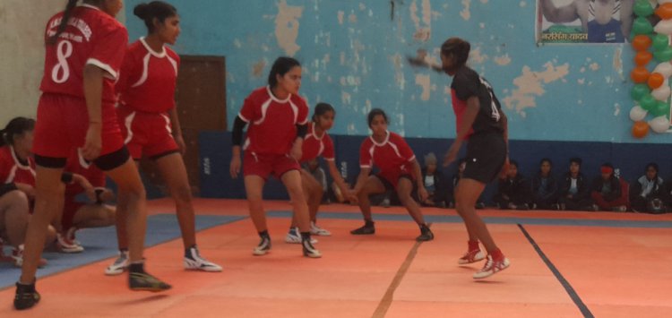 इन्दिरा गांधी स्पोर्टस स्टेडियम सिद्दीकपुर में महिला कबड्डी प्रतियोगिता का उद्घाटन