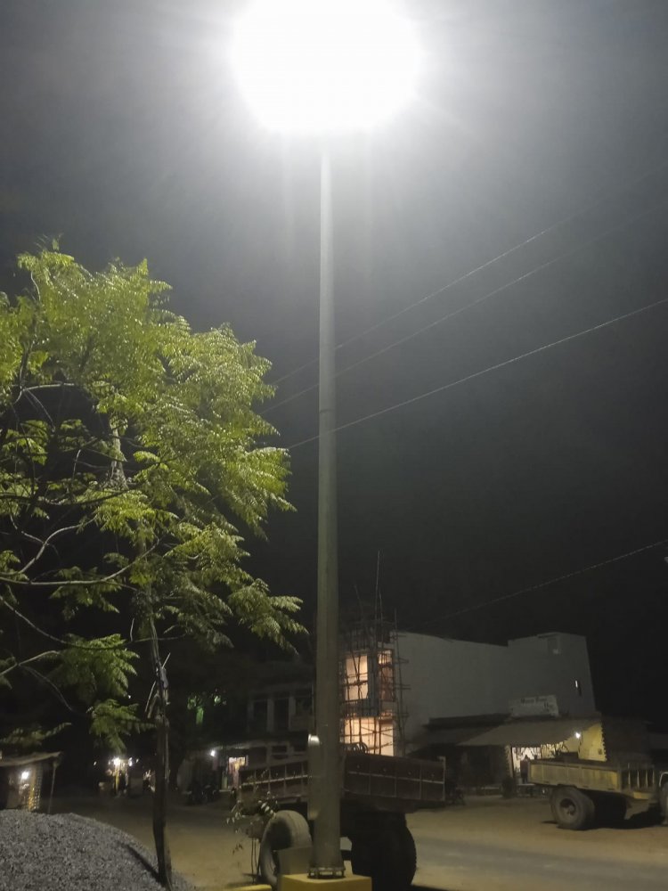 हाई मास्क लाइट लगने से बढ़ा, गरियांव बाजार की शोभा