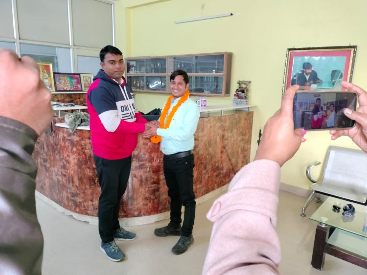 संपादक द्वारा संवाददाताओं को सच्ची व निष्पक्ष पत्रकारिता करने की दी गई सलाह