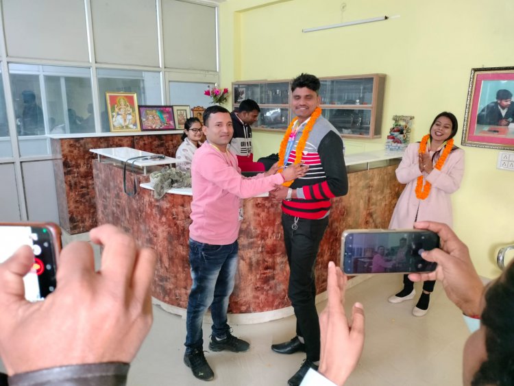 संपादक द्वारा संवाददाताओं को सच्ची व निष्पक्ष पत्रकारिता करने की दी गई सलाह