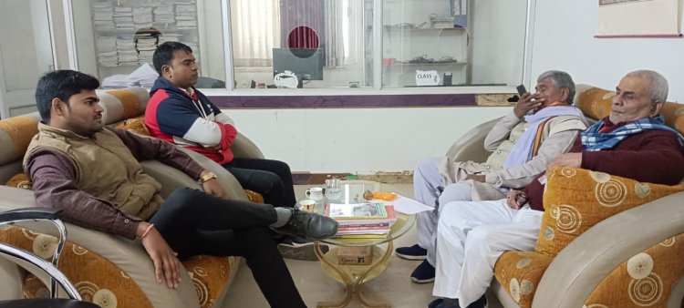 संपादक द्वारा संवाददाताओं को सच्ची व निष्पक्ष पत्रकारिता करने की दी गई सलाह