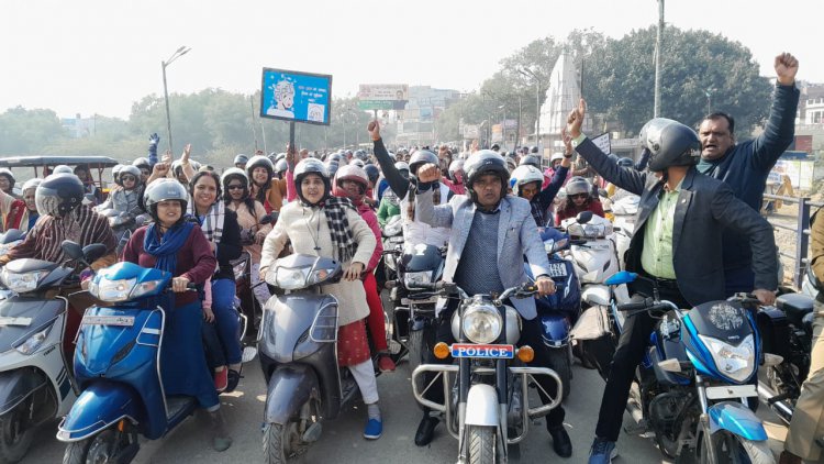 महिलाओं ने स्कूटी रैली निकाल लोगों को पढ़ाया सड़क सुरक्षा का पाठ