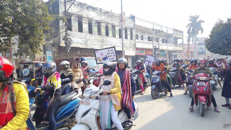 महिलाओं ने स्कूटी रैली निकाल लोगों को पढ़ाया सड़क सुरक्षा का पाठ