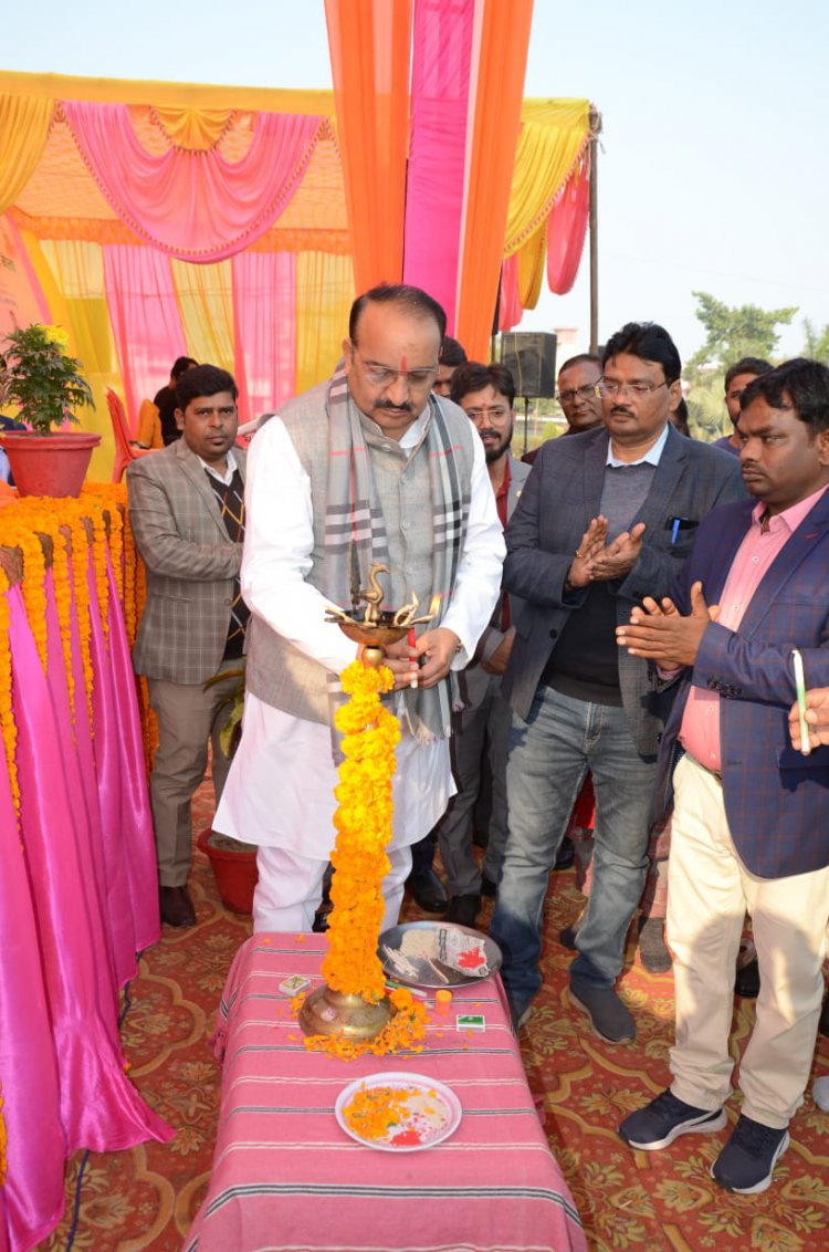 मंत्री द्वारा दीप प्रज्वलन करके, किसानों द्वारा लगाए हुए स्टालों का निरीक्षण