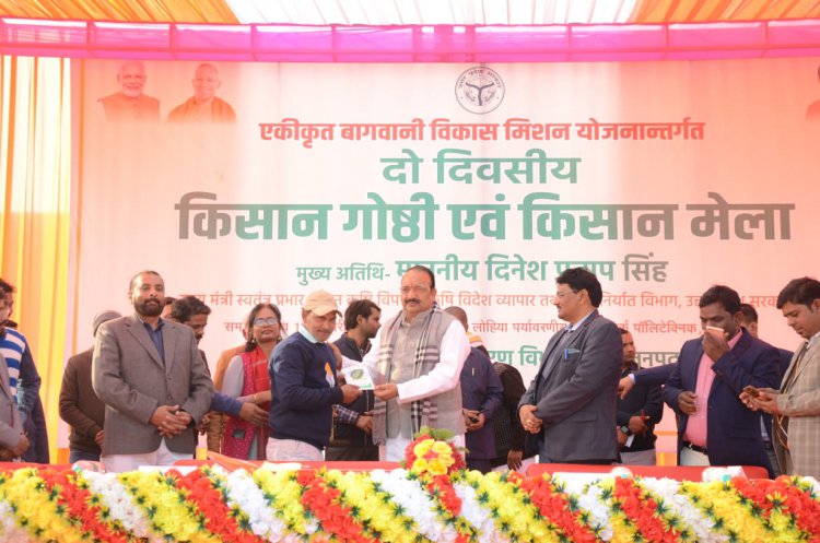 मंत्री द्वारा दीप प्रज्वलन करके, किसानों द्वारा लगाए हुए स्टालों का निरीक्षण