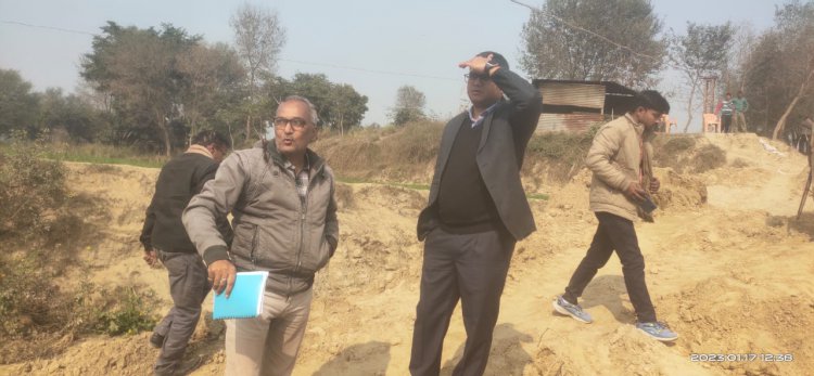 जिलाधिकारी मनीष कुमार वर्मा के द्वारा निर्माणाधीन गोमती सेतु कलीचाबाद का निरीक्षण