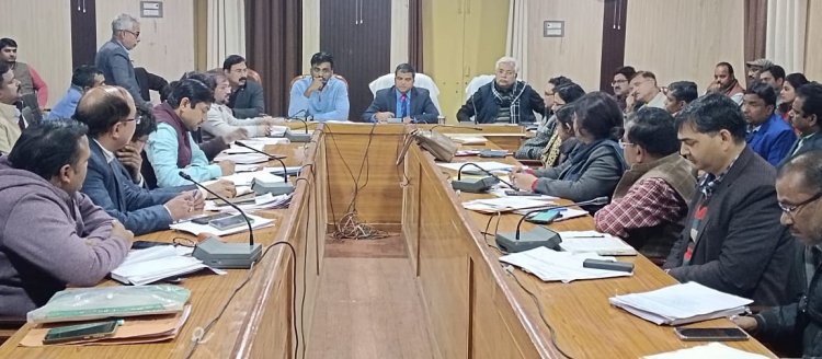 विकास भवन के सभागार में विभिन्न विभागों की समीक्षा बैठक