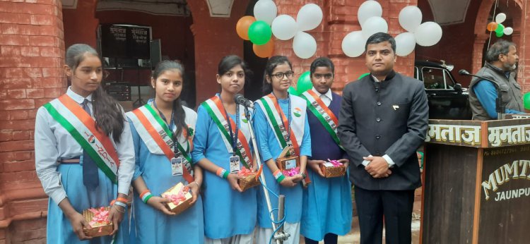 जिलाधिकारी मनीष कुमार वर्मा द्वारा कलेक्ट्रेट में झंडारोहण