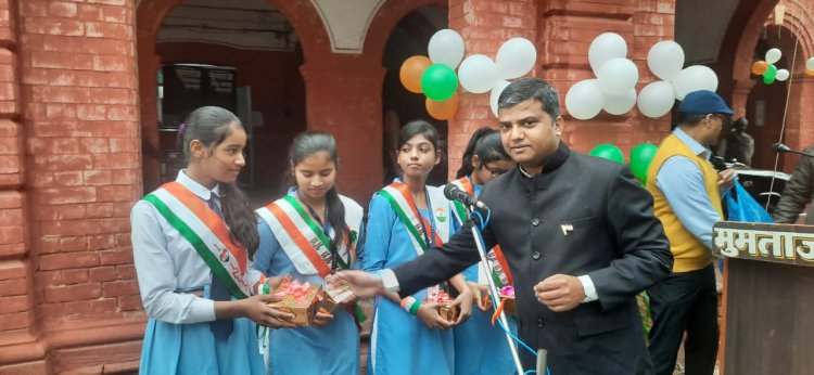 जिलाधिकारी मनीष कुमार वर्मा द्वारा कलेक्ट्रेट में झंडारोहण