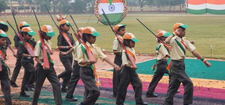 जिलाधिकारी मनीष कुमार वर्मा द्वारा कलेक्ट्रेट में झंडारोहण