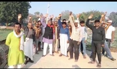 नाली की समस्या को लेकर ग्रामीणों का जमकर पदर्शन ।