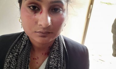 वरिष्ठ अधिवक्ता के साथ रहने वाली महिला सहायक और चपरासी में हुई मारपीट