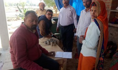 खबरों का असर , आवास धाधली में गाँव में पंहुची जाँच टीम