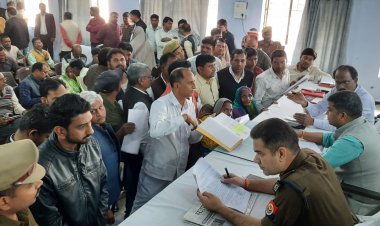 जिलाधिकारी ने बारी-बारी से शिकायते सुनी और सम्बन्धित अधिकारी को निस्तारण के निर्देश दिये