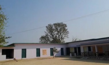 बिजली की हाईटेंशन तार से दहशत में बच्चे.