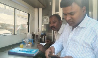 लैब टेक्नीशियन के साथ खाद्य अधिकारियों का दौरा.