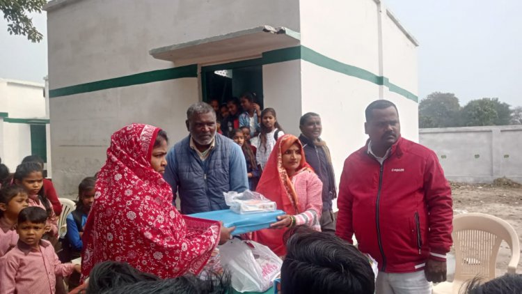 प्राथमिक विद्यालय के रसोईया महिला को प्रधान द्वारा कम्बल वितरण