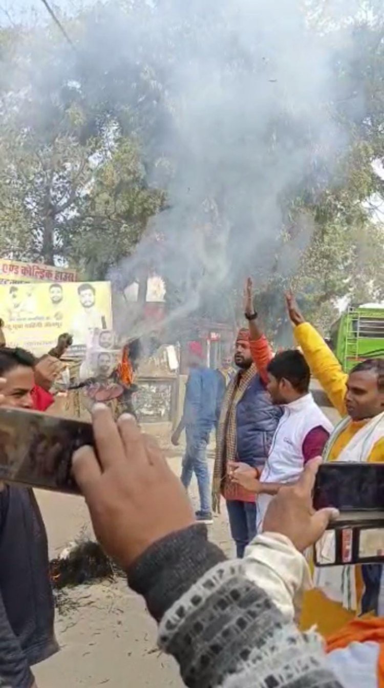 रामायण पर अभद्र टिप्पणी करने वाले स्वामी प्रसाद मौर्या का फूंका गया पुतला