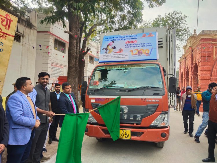 कलेक्ट्रेट परिसर से एल.ई.डी. वैंन को हरी झंडी दिखाकर किया  रवाना, जिलाधिकारी