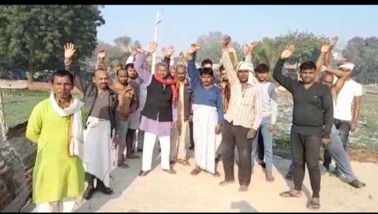 नाली की समस्या को लेकर ग्रामीणों का जमकर पदर्शन ।