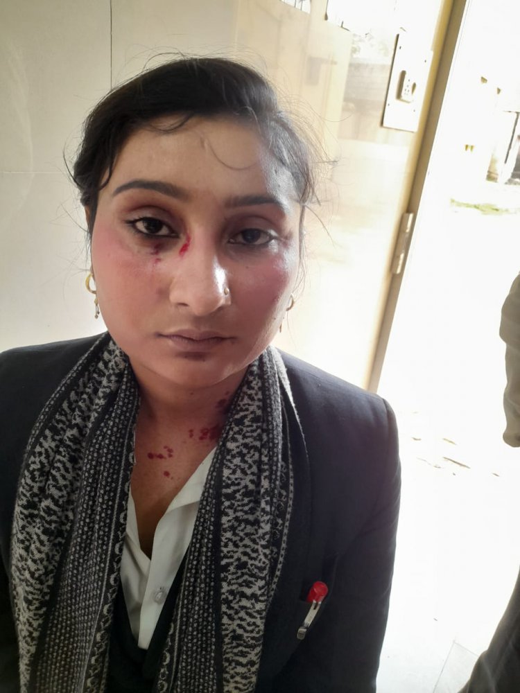 वरिष्ठ अधिवक्ता के साथ रहने वाली महिला सहायक और चपरासी में हुई मारपीट