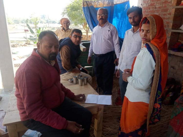 खबरों का असर , आवास धाधली में गाँव में पंहुची जाँच टीम