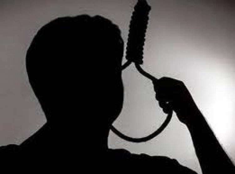 पेड से लटकता मिला नाबालिक युवक का शव