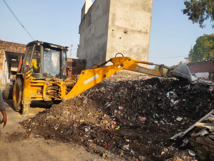 कल्याण समिति आफिस के सामने कुडे के अंबार को बी.डी. ओ. ने करवाया साफ