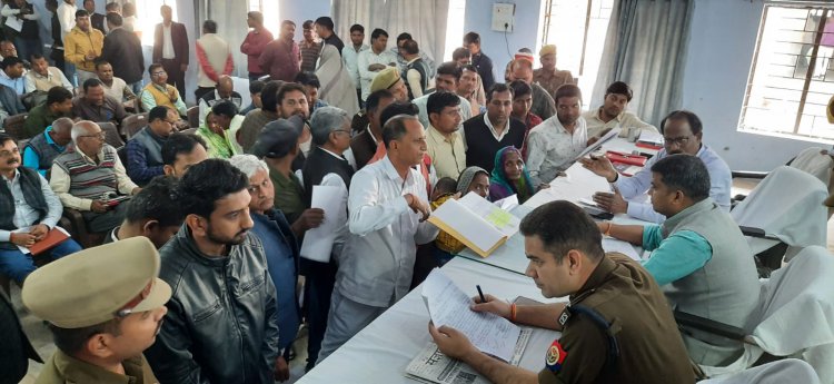 जिलाधिकारी ने बारी-बारी से शिकायते सुनी और सम्बन्धित अधिकारी को निस्तारण के निर्देश दिये