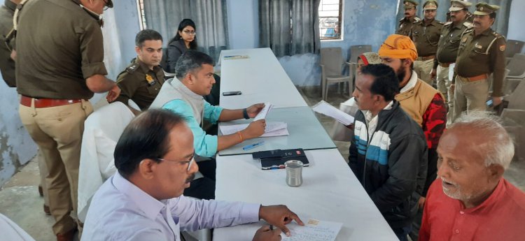 जिलाधिकारी ने बारी-बारी से शिकायते सुनी और सम्बन्धित अधिकारी को निस्तारण के निर्देश दिये