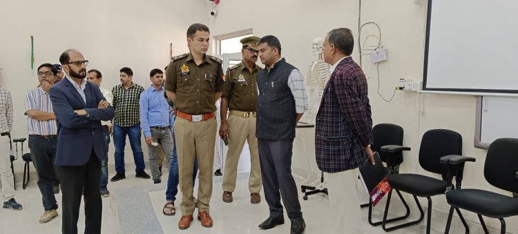 डा0 अजय पाल द्वारा मेडिकल कालेज का औचक निरीक्षण