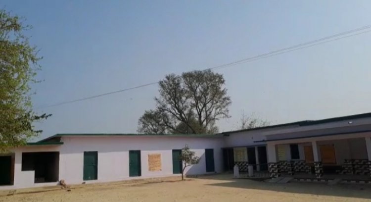 बिजली की हाईटेंशन तार से दहशत में बच्चे.