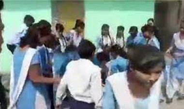 बॉयफ्रेंड के लिए आपस में भिड़ी छात्राए, एक-दूसरे के बाल खींचकर जमकर लात-घूंसे मारे।