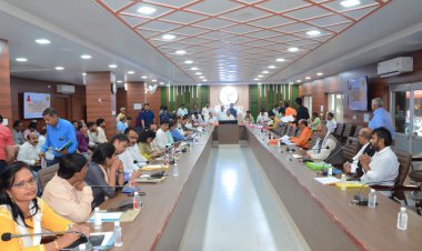 जनपद के विकास कार्यों की मासिक समीक्षा बैठक संपन्न हुई।