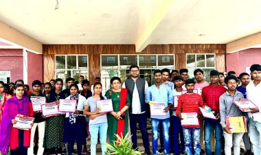 लैपटॉप, टैबलेट व स्मार्टफोन पाकर छात्र-छात्राओं के चेहरे खिले