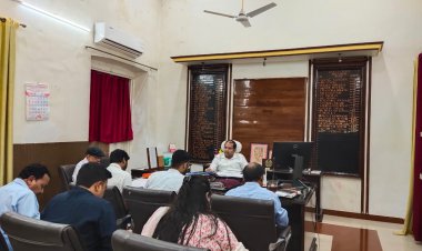 कैम्प कार्यालय में समस्त उप जिलाधिकारी/सहायक निर्वाचक रजिस्ट्रीकरण अधिकारियों के साथ बैठक