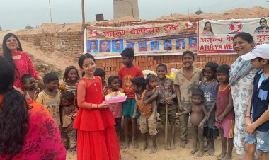 बस्ती मे गरीब असहाय बच्चों के बीच केक काटकर मनाया जन्मदिन