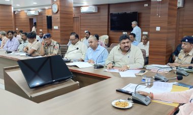 जिलाधिकारी श्री अनुज कुमार झा की अध्यक्षता में मंगलवार को देर सायं जिला उद्योग बन्धु की बैठक