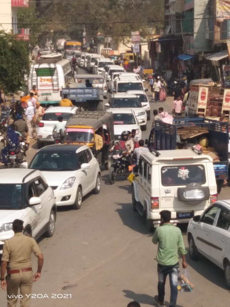 डग्गामार वाहन के कारण लगता हैं रोज लंबा जाम
