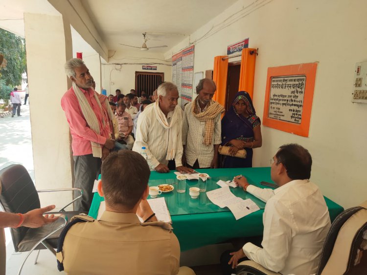 डीएम व एसपी द्वारा थाना समाधान दिवस के दौरान जनता की समस्याओं का किया गया निस्तारण