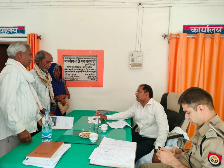 डीएम व एसपी द्वारा थाना समाधान दिवस के दौरान जनता की समस्याओं का किया गया निस्तारण