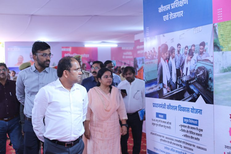 सूचना एवं जनसम्पर्क विभाग द्वारा आयोजित तीन दिवसीय प्रदर्शनी का जिलाधिकारी महोदय ने किया उद्घाटन