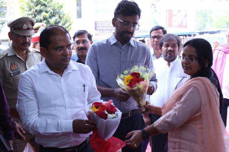 सूचना एवं जनसम्पर्क विभाग द्वारा आयोजित तीन दिवसीय प्रदर्शनी का जिलाधिकारी महोदय ने किया उद्घाटन