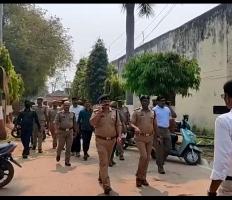 नैनी सेंट्रल जेल में पुलिस और प्रशासनिक टीम ने तलाशी अभियान चलाया है।
